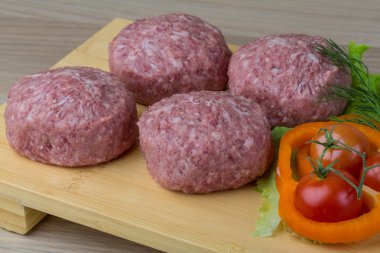Çiğ burger pirzola