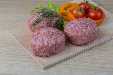 Çiğ burger pirzola