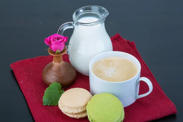 마카롱과 우유와 커피 — 스톡 사진