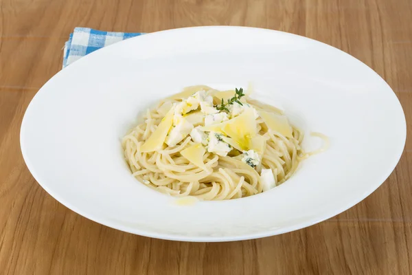 Quattro spaghetti al formaggio — Foto Stock