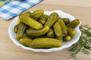 Marine edilmiş küçük salatalık