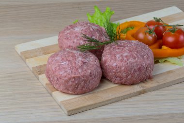 Çiğ burger pirzola