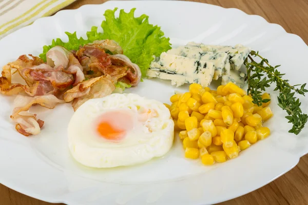Frukost med ägg och bacon — Stockfoto