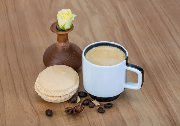 Café con macarrones y rosa — Foto de Stock