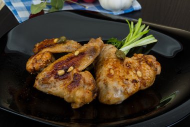 Kızarmış tavuk kanadı.