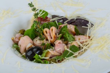 Rucola kalamar salatası ile