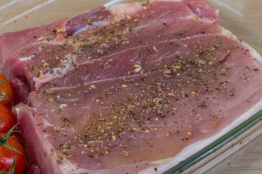 pişmemiş domuz eti