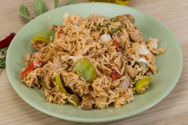 Kızarmış domuz eti pilav