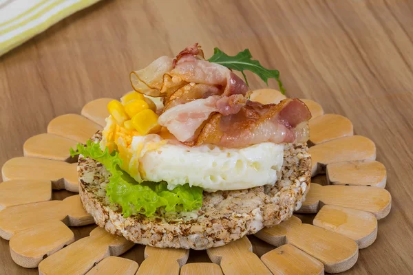 Knuspriges Sandwich mit Ei und Speck — Stockfoto
