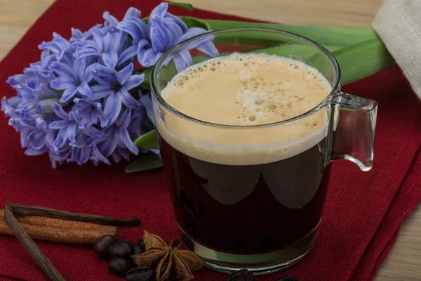 Kaffee mit Blume — Stockfoto