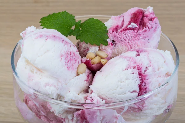 Ice cream met ceder en munt bladeren — Stockfoto