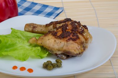 Kızarmış tavuk budu.