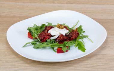 Kurutulmuş domates salatası