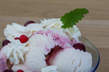 Kirazlı dondurma.