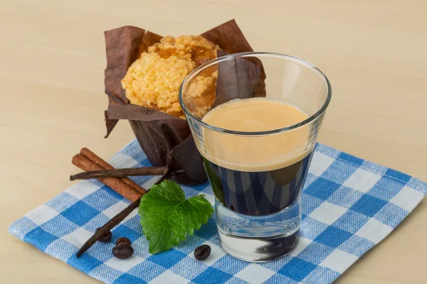 Bolinho com café expresso — Fotografia de Stock