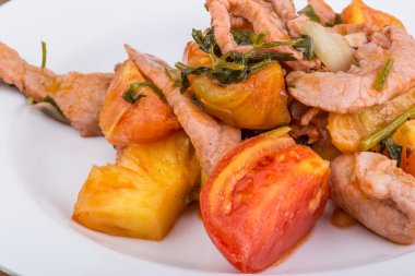 Domuz eti ve ananas salatası