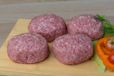 Çiğ burger pirzola