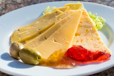 Çeşitli dilimlenmiş peynir