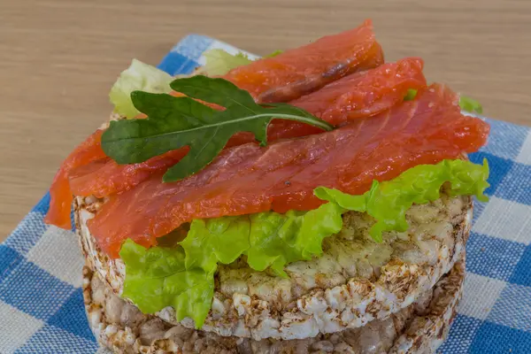 Pan crujiente con salmón — Foto de Stock
