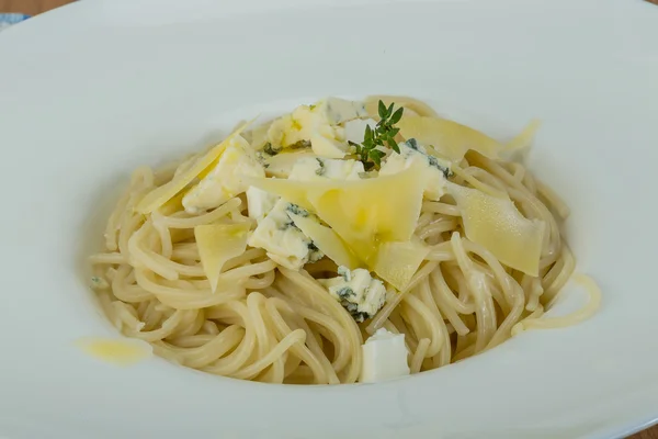 Quatro esparguete de queijo — Fotografia de Stock