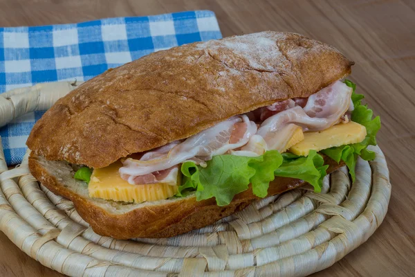 Ciabatta con queso y tocino — Foto de Stock