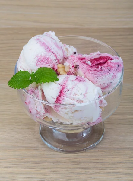 Sedir ve nane yaprakları ile dondurma