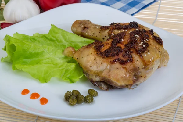 Kızarmış tavuk budu.