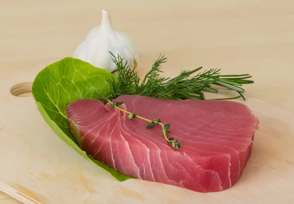 Surowy tuńczyk stek — Zdjęcie stockowe