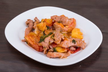 Domuz eti ve ananas salatası