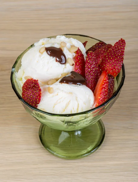 Ice cream with strawberry — Stock Photo, Image