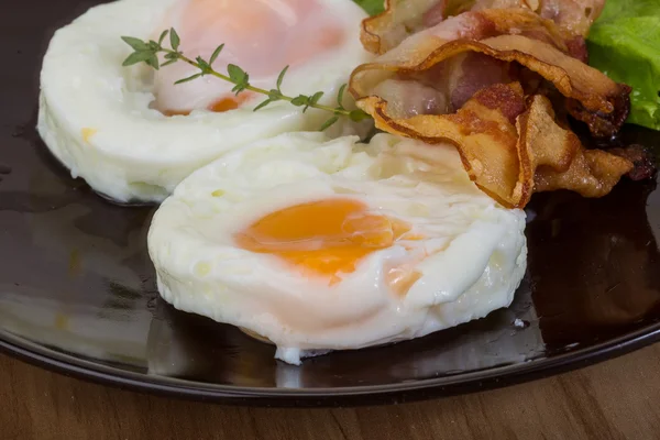 Desayuno con huevo y tocino — Foto de Stock