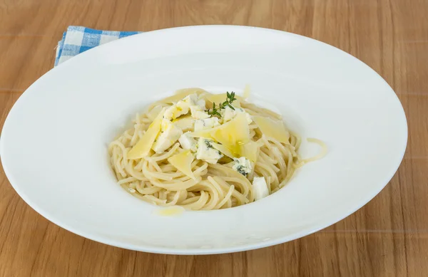 Dört peynirli spagetti — Stok fotoğraf