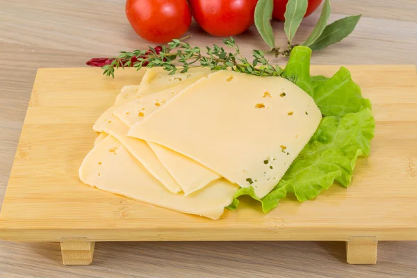 Cheddar in Scheiben geschnitten — Stockfoto