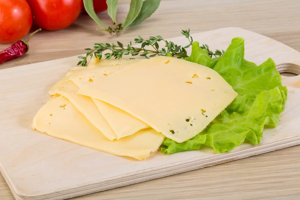 Cheddar in Scheiben geschnitten — Stockfoto