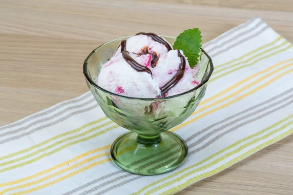 Helado con choco y hojas de menta —  Fotos de Stock