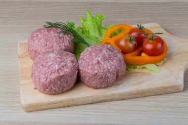 Çiğ burger pirzola