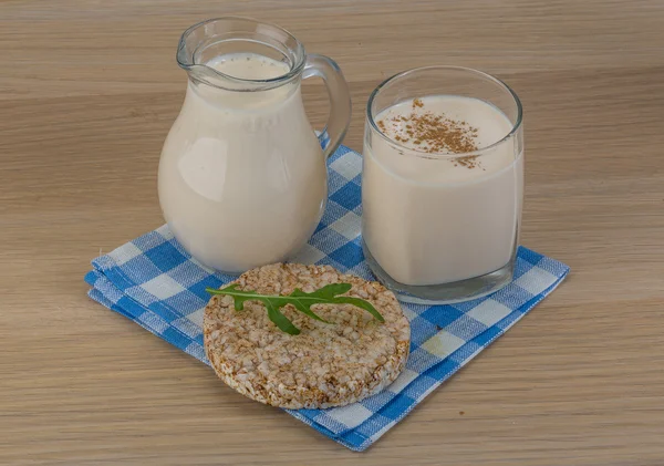 Kefir mit Knäckebrot — Stockfoto