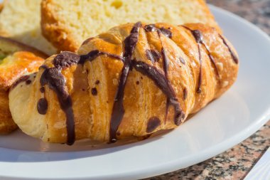 Kabın içinde çikolatalı kruvasan