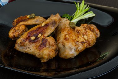 Kızarmış tavuk kanadı.