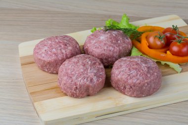 Çiğ burger pirzola