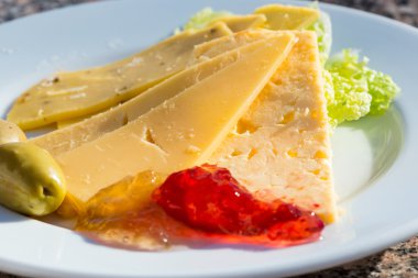 Çeşitli dilimlenmiş peynir