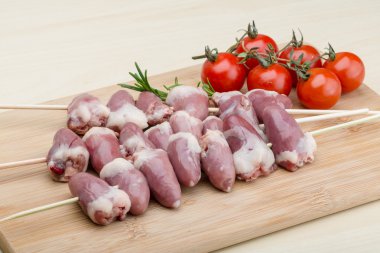 Barbekü için çiğ tavuk Kalpler