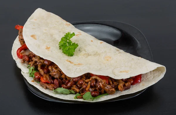 Burrito con carne macinata e fagioli — Foto Stock