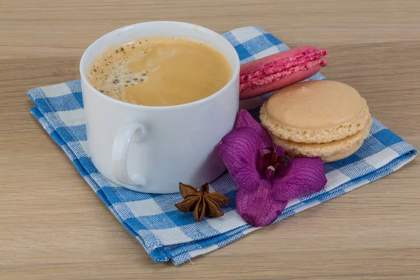 Capuchino con macarrones — Foto de Stock