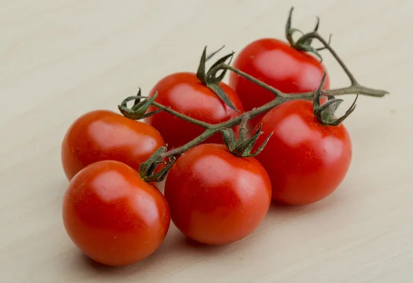 Веточка вишневых помидоров — стоковое фото