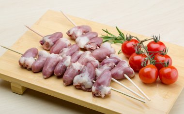 Barbekü için çiğ tavuk Kalpler