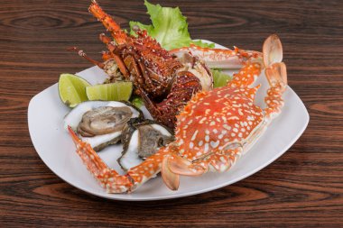 Spiny ıstakoz, yengeç ve istiridye