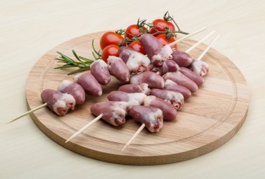 Barbekü için çiğ tavuk Kalpler