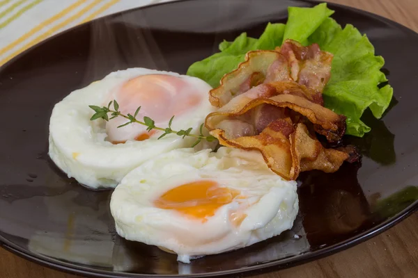 咸肉和鸡蛋一起吃早餐 — 图库照片