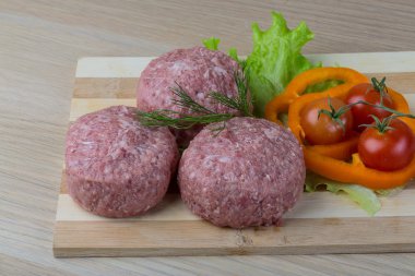 Çiğ burger pirzola